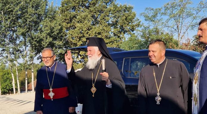 Mitropolitul Olteniei, prezent acum la sfințirea noii biserici din Cârbești