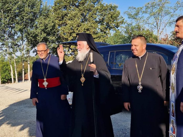 Mitropolitul Olteniei, prezent acum la sfințirea noii biserici din Cârbești