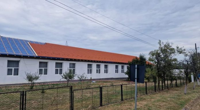 Lucrări pe final la acoperișul unei școli din Gorj