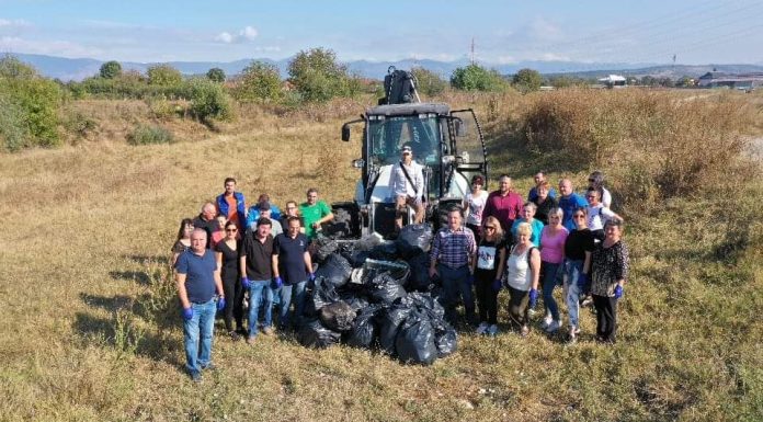 Sute de saci cu gunoaie, strânși de angajații SGA Gorj