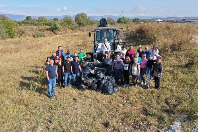 Sute de saci cu gunoaie, strânși de angajații SGA Gorj