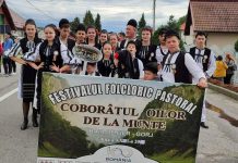 Sute de tineri, la parada portului popular din cadrul Festivalului „Coborâtul oilor de la munte”