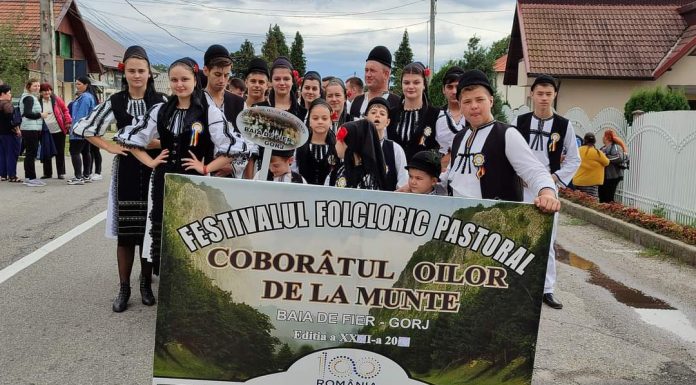 Sute de tineri, la parada portului popular din cadrul Festivalului „Coborâtul oilor de la munte”