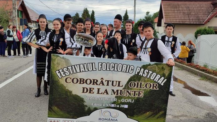 Sute de tineri, la parada portului popular din cadrul Festivalului „Coborâtul oilor de la munte”