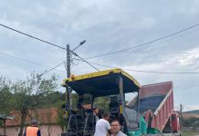 Se toarnă asfalt pe un drum județean ce traversează comuna Negomir!