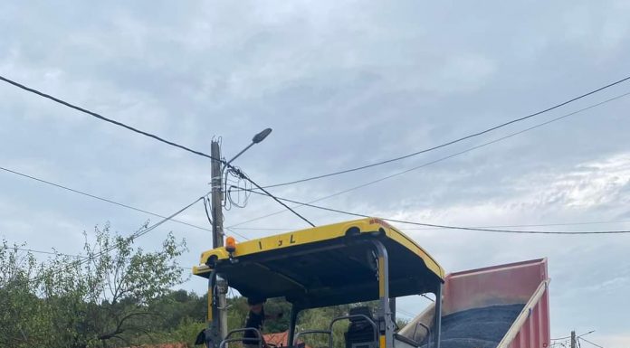 Se toarnă asfalt pe un drum județean ce traversează comuna Negomir!