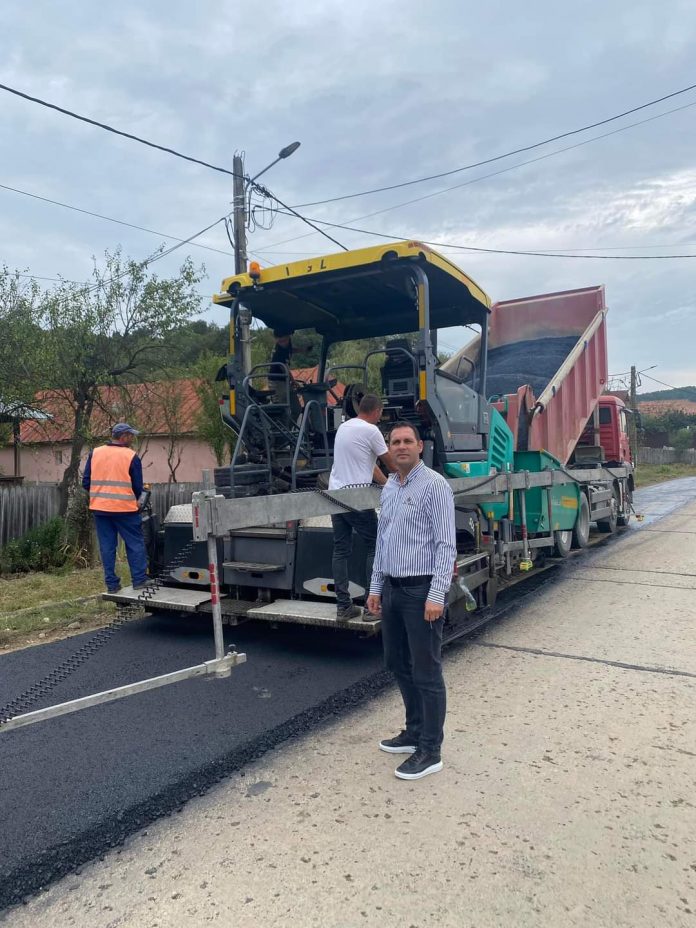 Se toarnă asfalt pe un drum județean ce traversează comuna Negomir!