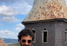 Eșarfă cu motive brâncușiene, purtată de un restaurator de biserici și cule, originar din Sibiu