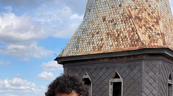 Eșarfă cu motive brâncușiene, purtată de un restaurator de biserici și cule, originar din Sibiu