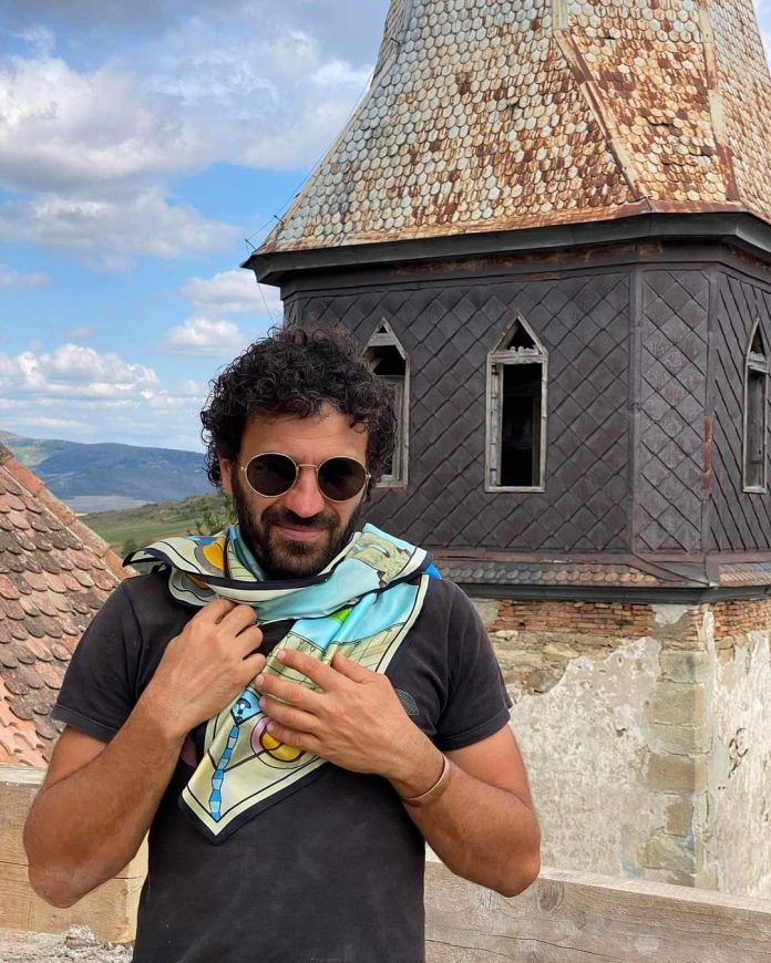 Eșarfă cu motive brâncușiene, purtată de un restaurator de biserici și cule, originar din Sibiu