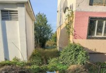 O groapă uitată a fi astupată de Primăria Bîlteni a devenit un pericol pentru copiii locatarilor de la blocuri