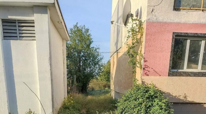 O groapă uitată a fi astupată de Primăria Bîlteni a devenit un pericol pentru copiii locatarilor de la blocuri