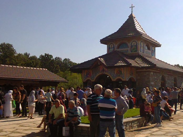 Mitropolitul Olteniei a sfinţit Biserica din Parohia Cârbeşti, comuna Drăguţeşti, Protopopiatul Târgu-Jiu Sud – ,,Dumnezeu a chibzuit să aibă case sfinţite unde să reverse daruri asupra noastră, unde noi să-I aducem închinăciune, laudă şi mulţumire pentru binefacerile Sale”!