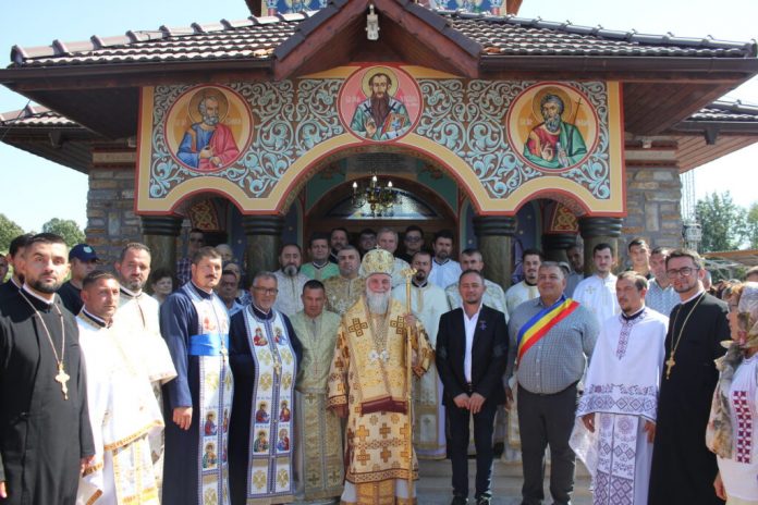 Mitropolitul Olteniei a sfinţit Biserica din Parohia Cârbeşti, comuna Drăguţeşti, Protopopiatul Târgu-Jiu Sud (II) – ,,Sfânta Cruce este Altarul pe care S-a jertfit Mântuitorul Iisus Hristos, este lemnul pe care Dumnezeu l-a ales, ca pe el să-Şi verse sângele pentru mântuirea noastră”!