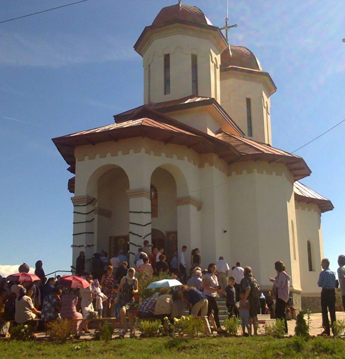 Mitropolitul Olteniei a sfinţit Biserica din Parohia Câineni – Curtişoara, Bumbeşti-Jiu, Protopopiatul Târgu-Jiu Nord – ,,Dumnezeu să ne audă, căci El este întotdeauna întru noi, în viaţa noastră, în existenţa noastră! Astăzi, bucuria noastră este deplină, prin sfinţirea acestei biserici”!