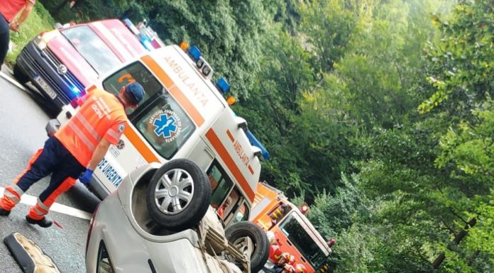 FOTO: Cinci oameni au fost răniți într-un grav accident în Defileul Jiului