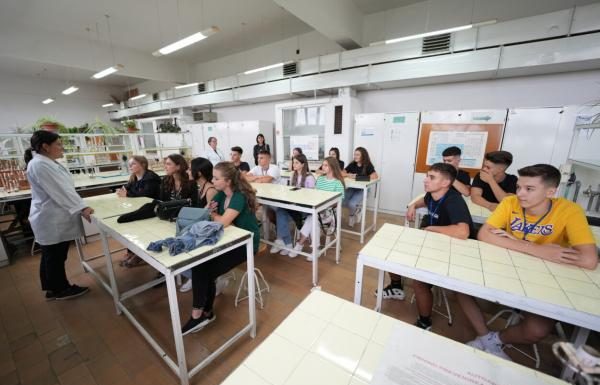 Zeci de liceeni din Novaci au experimentat viața de student la Timișoara