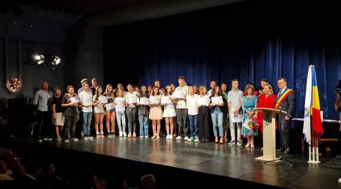 Elevi și dascăli, premiați la Târgu Jiu