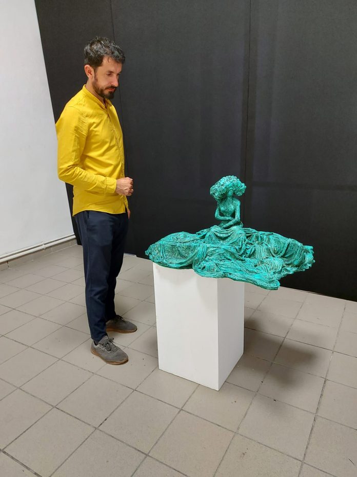 Valențele feminității în expoziția „The shape of a woman” a artistului vizual Ștefan Strâmtu