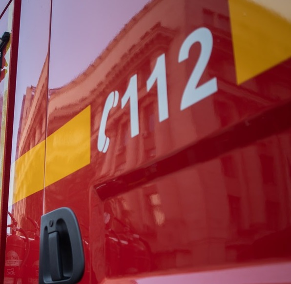 Târgu Jiu: O mașină a luat foc, pe strada14 Octombrie