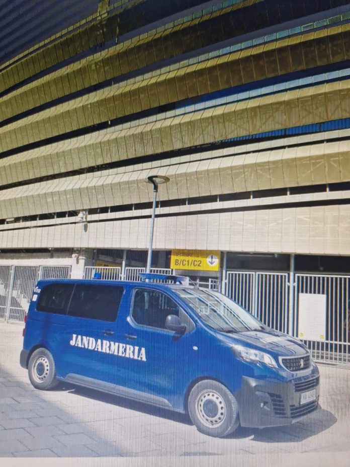 Târgu Jiu: Suporter ridicat de jandarmi, la meciul cu CS Corvinul Hunedoara