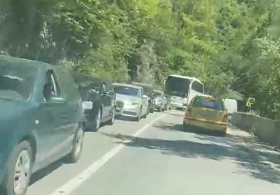 Accident pe Defileul Jiului, motociclist rănit