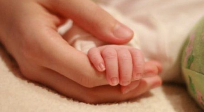 În noiembrie intră primele indemnizații majorate cu 50% pentru părinții cu gemeni și tripleți