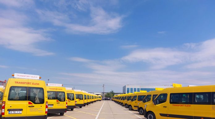 Microbuze școlare de la Guvern pentru două comune din Gorj