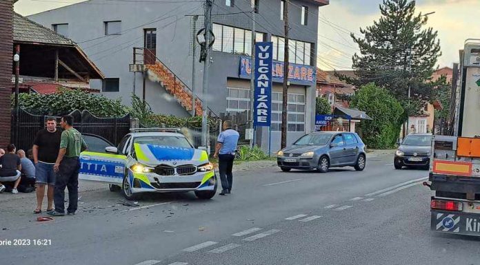 Târgu Jiu: Accident cu BMW-ul poliției pe Calea București