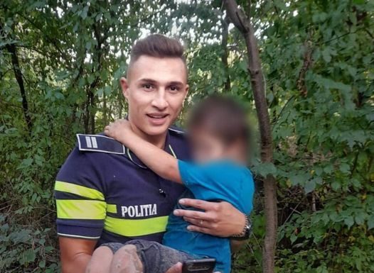 Băiețel dat dispărut, găsit de un tânăr polițist: ”L-am luat în brațe și s-a agățat cu mânuțele strans de gâtul meu”