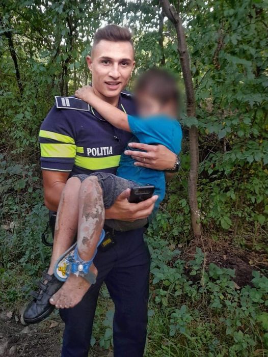Băiețel dat dispărut, găsit de un tânăr polițist: ”L-am luat în brațe și s-a agățat cu mânuțele strans de gâtul meu”