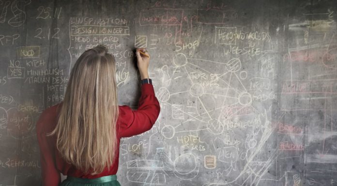 Se fac înscrieri pentru profesorii care vor elabora planurile-cadru pentru liceu!