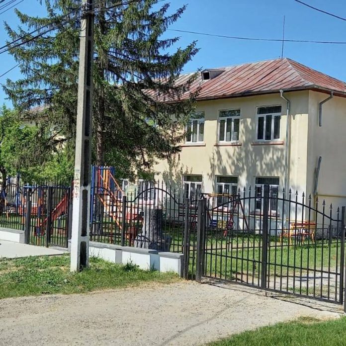 Guvernul a alocat 143.000 de lei pentru amenajarea unei toalete la o școală din Stejari