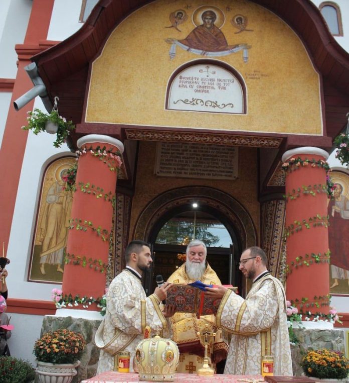 Mitropolitul Olteniei a resfinţit Biserica din Parohia Ţicleni, Protopopiatul Târgu-Cărbuneşti (III) – ,,Cu Sfânta Cruce, noi mergem întotdeauna cu voioşie şi cu bărbăţie spre Împărăţia Lui Dumnezeu”!