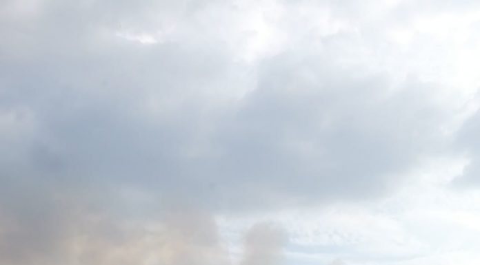 FOTO: Case învăluite de un fum gros, la Bîlteni