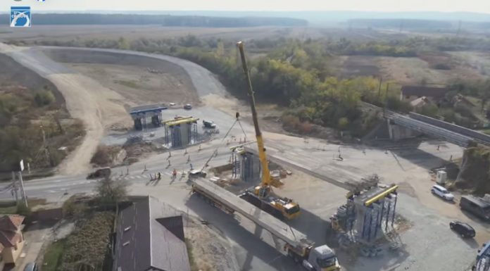 Au fost montate primele grinzi la pasajul din Romanești