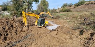 SGA Gorj, lucrări de întreținere la albia unui pârâu din Crușeț