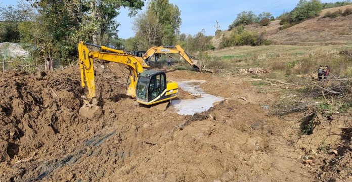 SGA Gorj, lucrări de întreținere la albia unui pârâu din Crușeț
