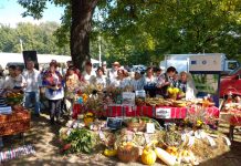 Zeci de mii de sarmale și piftii s-au servit la festivalul din weekend, de la Peștișani