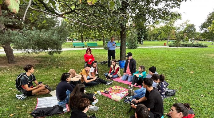 Atelier de fotografie, în Parcul Coloanei Infinitului