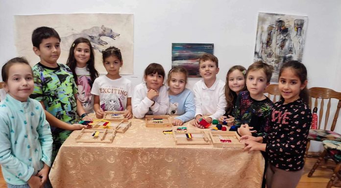 Peste 50 de copii au experimentat țesutul, la Muzeul Județean Gorj