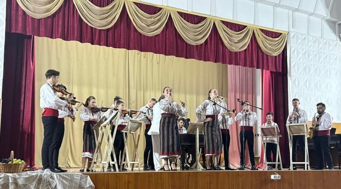 Un ansamblu folcloric din Chișinău, în spectacol, diseară, la Târgu Jiu