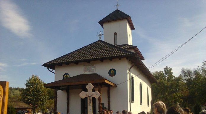 Mitropolitul Olteniei a resfinţit Biserica din Parohia Corobăile, comuna Dragoteşti, Gorj (I) – ,,Ca fiu al satului acestuia, mi-am dorit ca să mă întorc în comunitate şi să continui tradiţia înaintaşilor, pentru a-L sluji pe Dumnezeu cu tot sufletul, cu tot cugetul meu”!