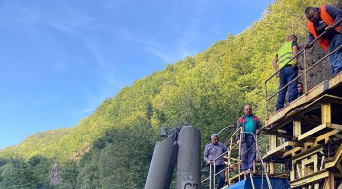 VIDEO: Bucăți de stâncă pe calea ferată din Defileul Jiului!