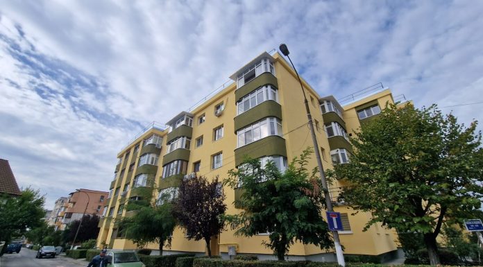 Încă patru blocuri din Târgu Jiu au fost anvelopate