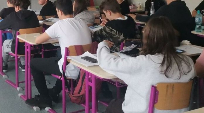 Burse de merit pentru… repetenți. Peste 100 de bursieri cu medii între 2 și 5!