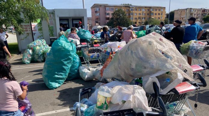 Coadă pentru predarea deșeurilor reciclabile!