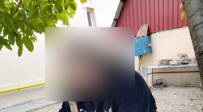 Prins în timp ce consuma vin în curtea școlii