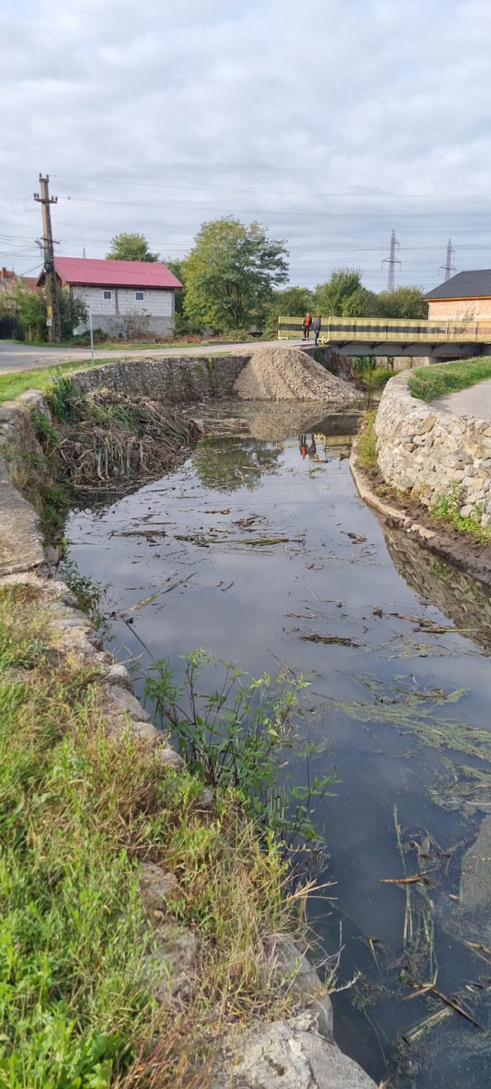 Lucrări de prevenire a pagubelor provocate de inundații, în zona Iezureni