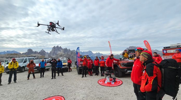FOTO| Congres, Italia: Salvatorii montani din România își prezintă ambulanțele și dronele pentru intervenții